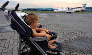 Как перевезти коляску в самолете: правила и нюансы